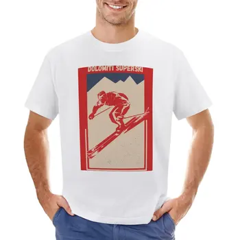 Vintage Kırmızı Geometrik Kayak Posteri Dağ Alp Kayakçı adı ile İtalyan kayak merkezi Dolomiti Superski T-Shirt